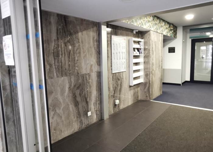 Hall d'entrée, digicode sur la gauche