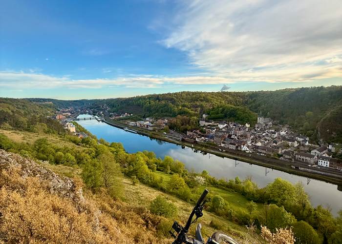Vue de la Meuse sur les hauteurs en face de Bouvignes