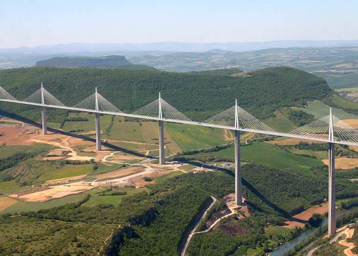 viaduc-de-millau-pont-haubans-panorama-proche-saisonnee-chambres-hotes-aveyron.jpg