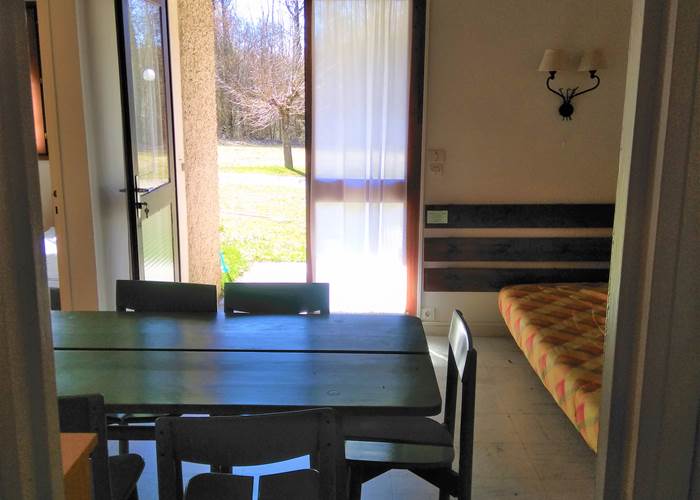 Gite-5 personnes-vue vers le séjour, la chambre et la terrasse