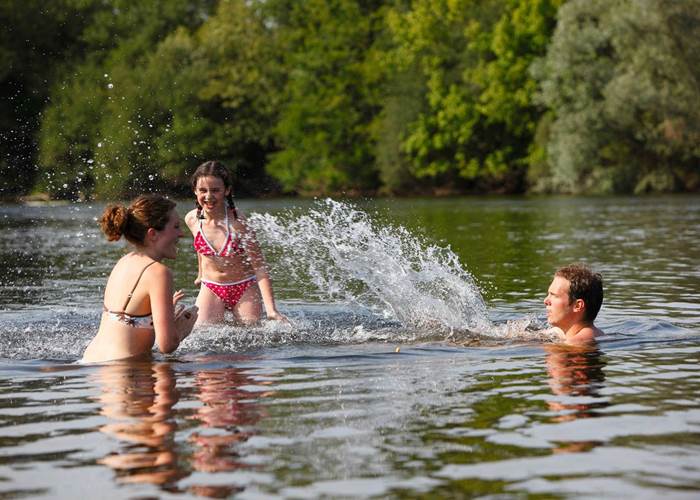 Baignade dans la Dordogne