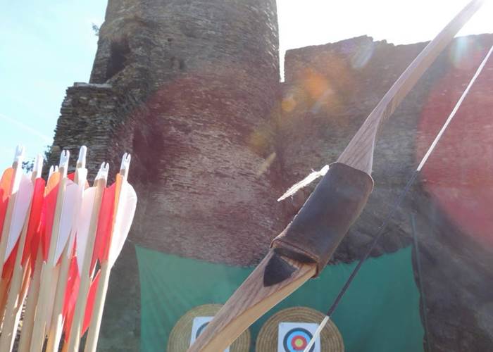 Vue sur le château féodal de la roche-en-ardenne depuis le stand d'archerie