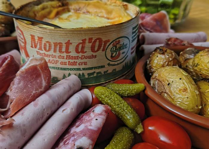 Mont d'Or chaud et fondant, accompagné de charcuteries et pommes de terre. Une soirée gourmande et cocooning à La Girouardière.