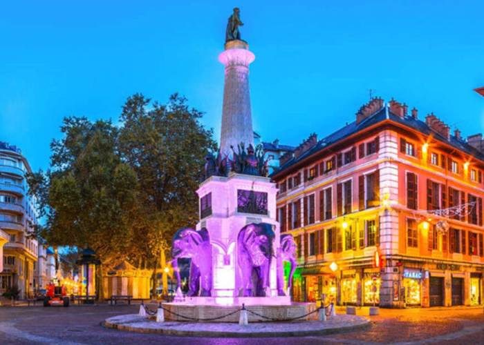 À 1h du Manoir du Colombier, Chambéry vous invite à une escapade au cœur de son histoire, entourée de lacs et de montagnes, pour un séjour en famille en Auvergne-Rhône-Alpes
