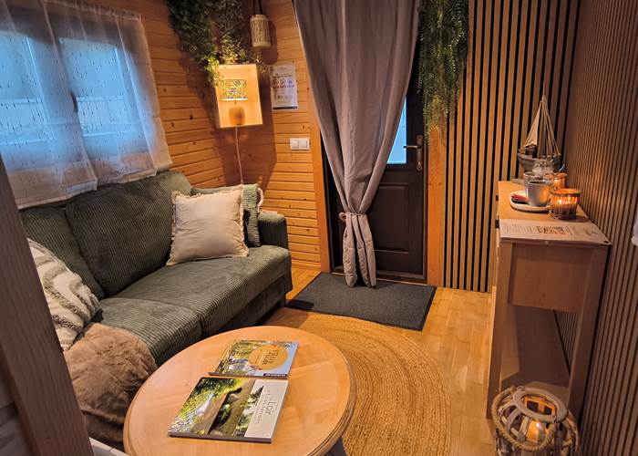 Salon cosy de la roulotte La Parenthèse de Roselyne à La Flèche en Sarthe