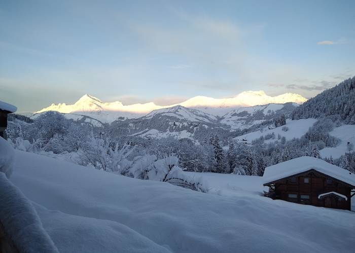 Lever de soleil sur la chaine des Aravis depuis les chalets d'Heidi