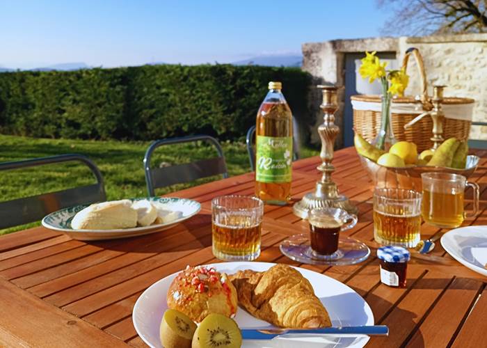 Petit-déjeuner gourmand face aux montagnes du Bugey : un délice à savourer dans le calme du Manoir du Colombier à 1h de Genève et Annecy