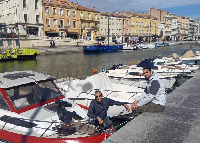 L'équipe et un des anciens bateaux