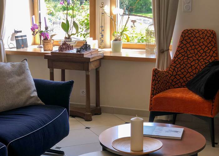 salon cosy avec vue sur le grand jardin arboré