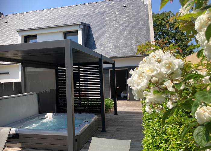 Jacuzzi extérieur privatif "chambre Cocoon"