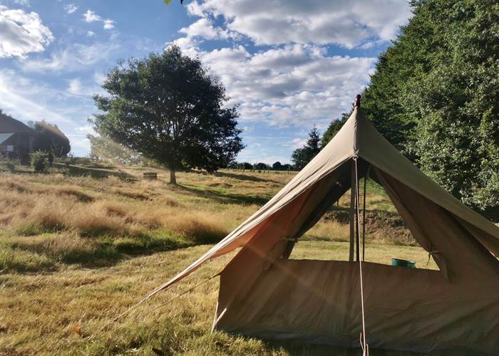 Aire de bivouac avec tentes toutes équipées à disposition