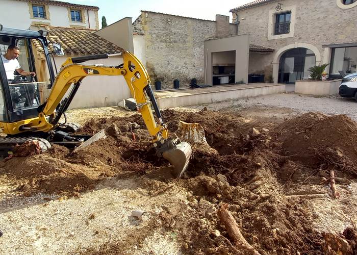 Travaux extérieurs dans la cour du domaine Les Gîtes de Monte Blanco à Montblanc près de Béziers-news