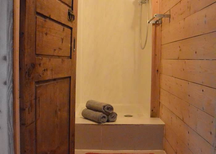 Gîte Tré le grenier - charmant gîte - Gîte le Grand - pour 6 personnes - douche