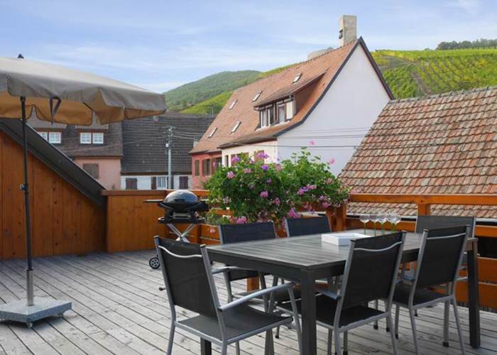Terrasse de nos gîtes avec vue sur les vignes