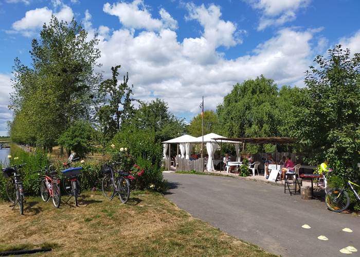 Bar terrasse canal d'ille et rance Ille flottante