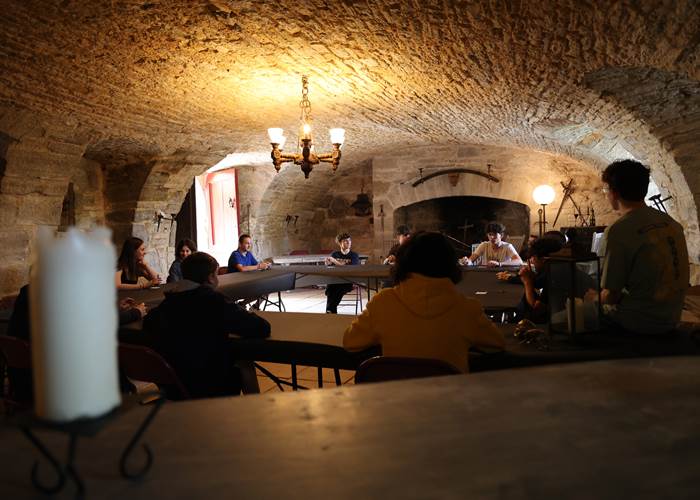 Animation et séjours thématique, loup garou et loup du jour au Château de Saint-Chamarand