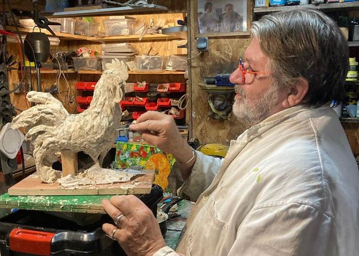 Bernard Frigière dans son atelier