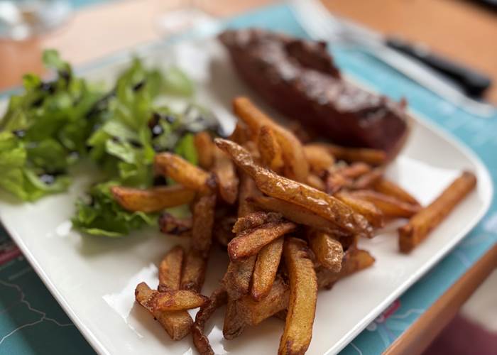 Un bon magret grillé au feu de bois fait par Christophe & ses frites Maison par Brice