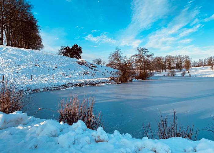 chambredhotes-lacgele-immersionaveclanature-hiver-paysage-correze-cantal