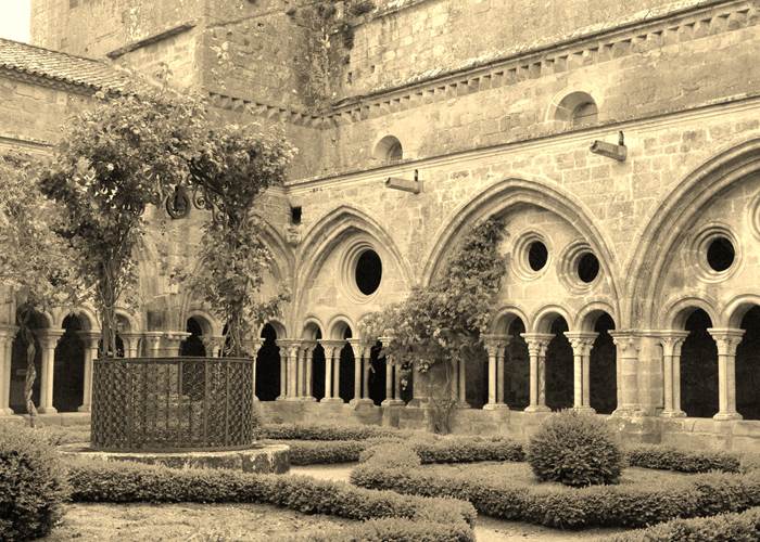 Abbaye de Fontfroide, joyau du patrimoine cistercien situé près de Narbonne, au cœur d’un environnement naturel préservé.-page