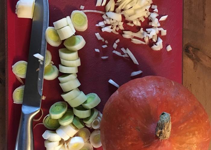 Préparation d'une soupe au potimaron et magrets séchés