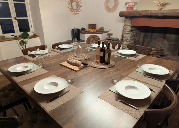 table-hotes-saisonnee-diner-produit-local-convivialite-centres-aveyron.jpg