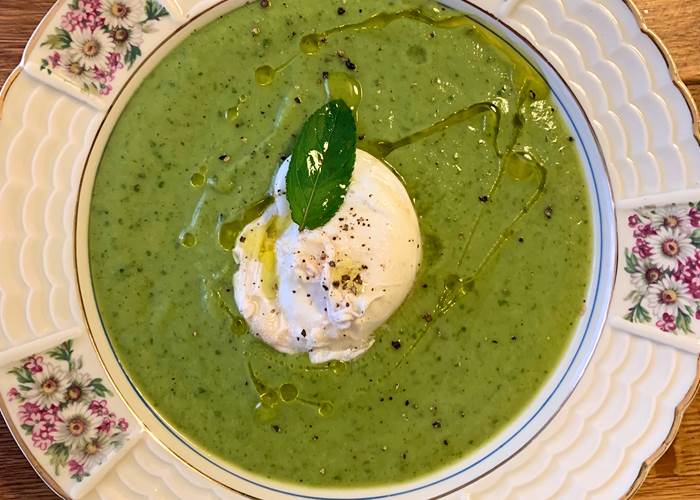 Velouté de courgette menthe, oeuf poché