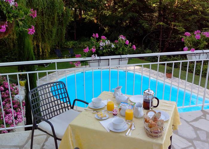 Villa Ric, petit- déjeuner, vue piscine, vue nature et Saint-Céré