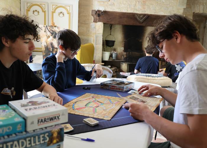 Session de jeu dans le grand salon au Château de Saint-Chamarand dans le Lot