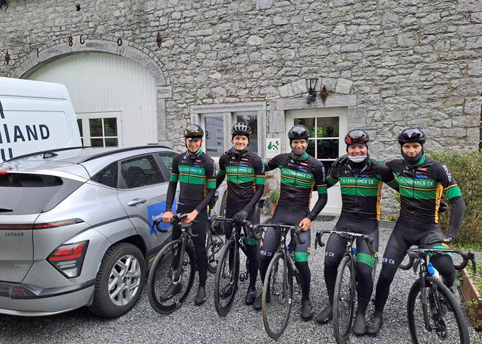 Equipe cycliste semi-professionnelle en séjour au gîte