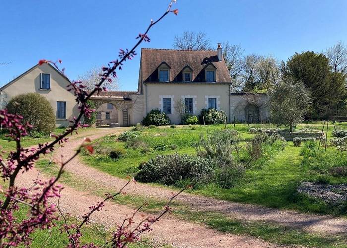 chambres-d-hotes-amboise-maison-chemin-jardin-rond-point