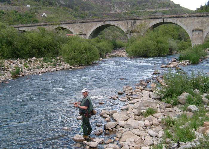 Pêche à la truite sur l'Allier au bord du camping