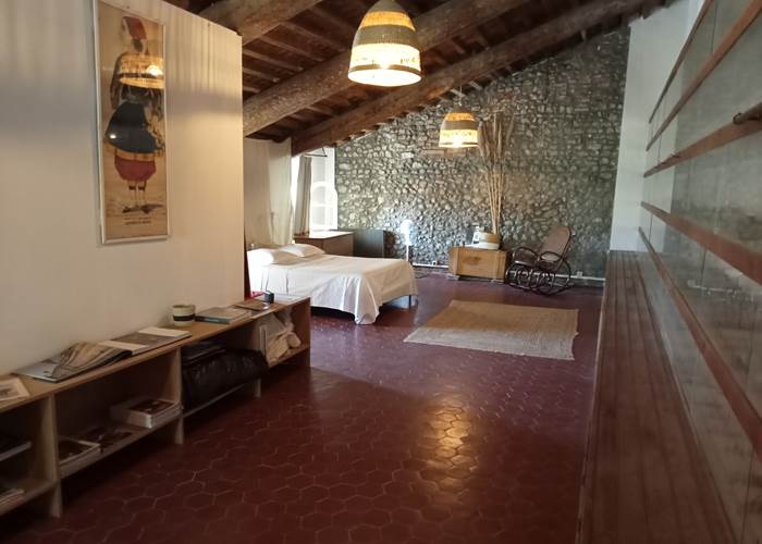 Le Mas Palegry chambres d'hôtes Perpignan - La suite impériale vous attend. 80 m² sous une charpente de 150 ans et une décoration originale. Climatisation réversible; A 2ème étage sans ascenceur