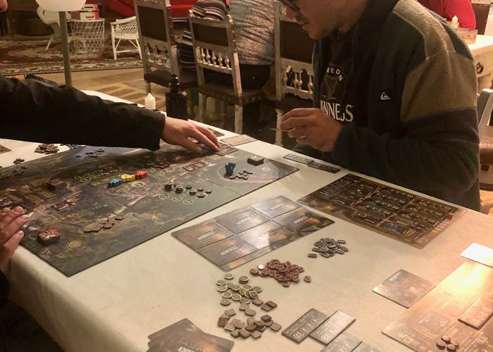 Soirée jeux dans le Château de Saint-Chamarand dans le Lot, ludothèque en accès libre dans le grand salon