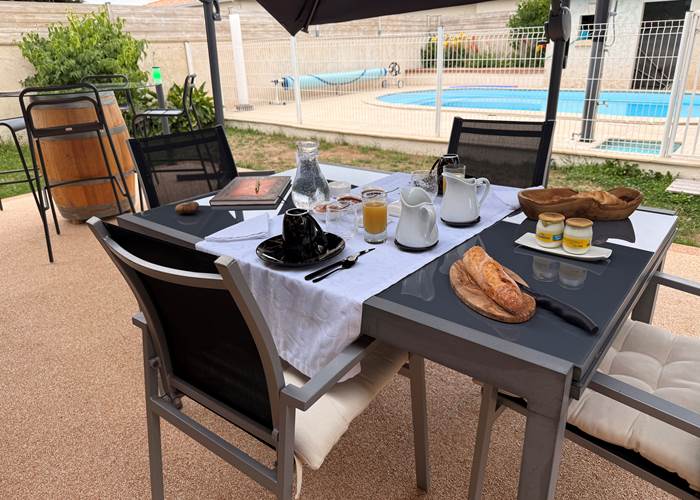 petit-dejeuner-confitures-maison-jus-oranges-pressées_beurre-salé-doux_pain_croustillant_yaourth_croissants-chaud-local-mas-des-anges_jardin-soussans-margaux_couple-fami.jpg
