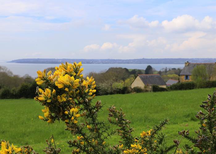 L'atmosphère des environs, à droite les gîtes de Gouelet-Ker.