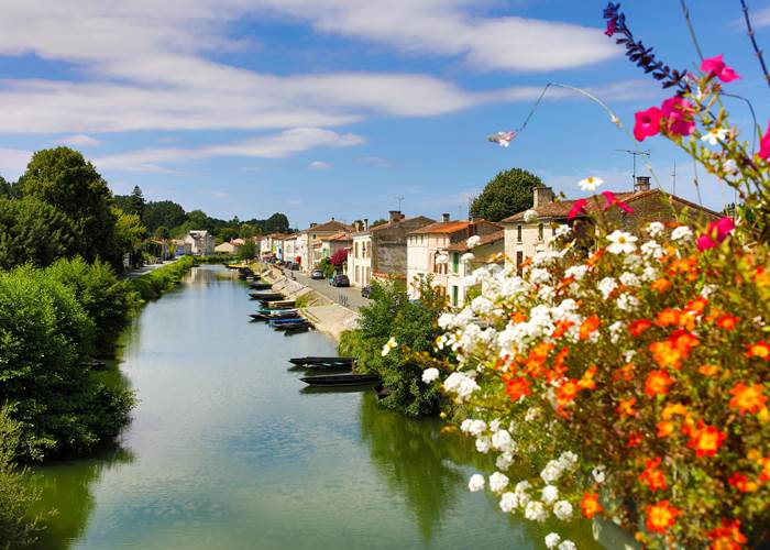 Village le long du canal