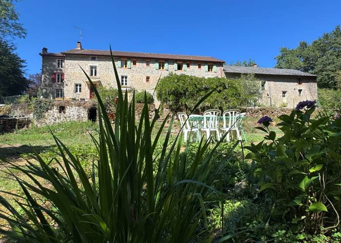 O Moulin du Fieux - bâtiment et pièce d'herbe