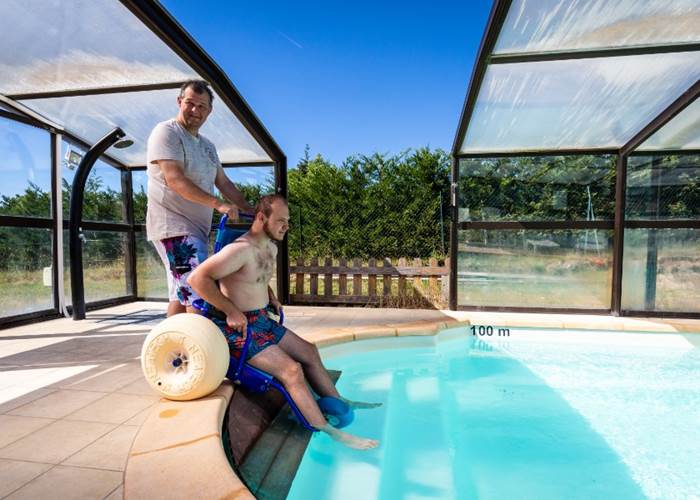 Piscine couverte accessible aux personnes à mobilité réduite aux Gîtes Bon Air à Saint-Flour dans le Cantal.