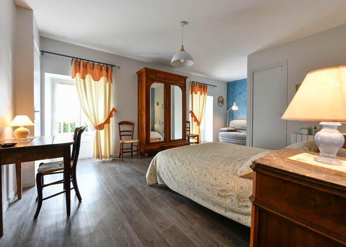 Chambre Saumon avec ses 2 fenêtres