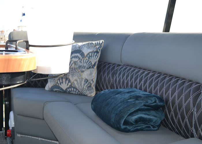 Plaid et coussin à disposition pour votre confort