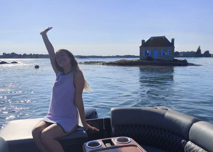 Luiza face à la maison de St Cado