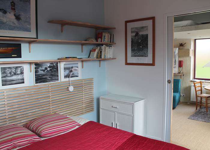 La chambre rejoint le salon par une porte coulissante