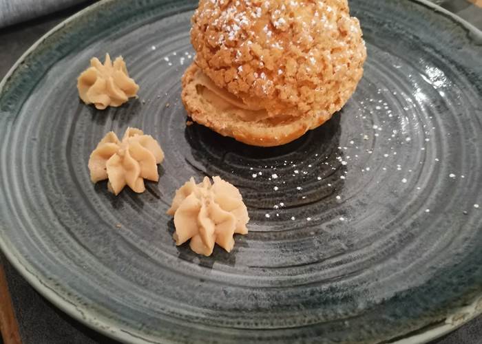 Chou et son craquelin au Puits Fleuri.