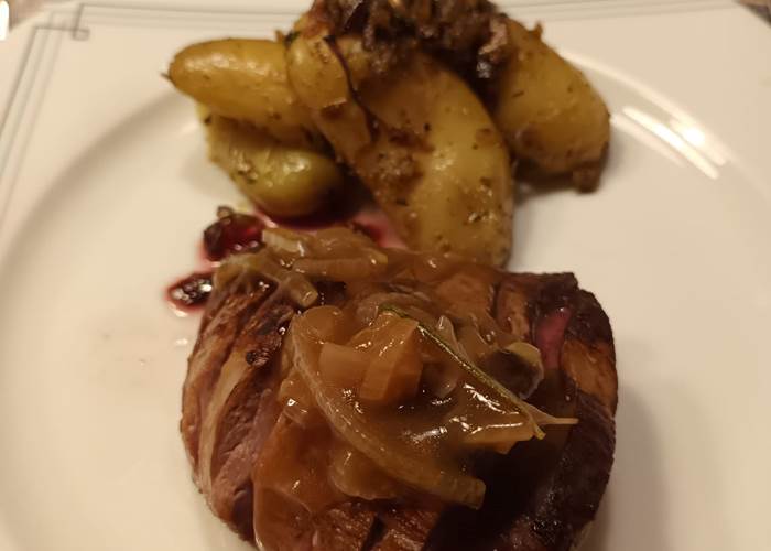 Magret de canard accompagné de ses pommes de terre revenues à l'ail et aux échalottes, et un cèpe du jardin - Le Veilleur de Noblat