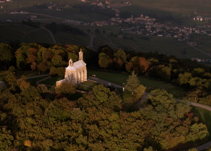En Beaujolais, les clochers dominent-page