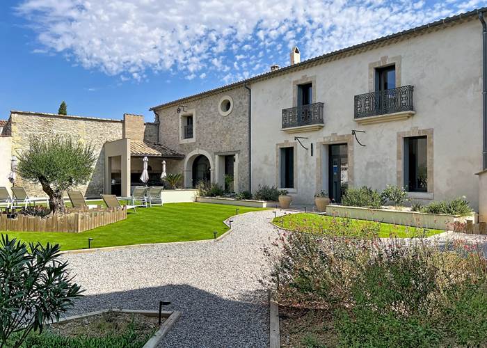 Cour des Gîtes de Monte Blanco à Montblanc dans l’Hérault, ancien domaine viticole entre Pézenas et Béziers