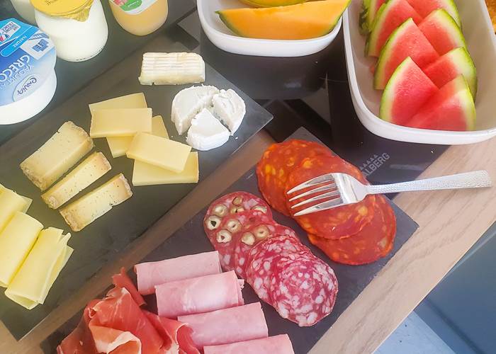 Petit déjeuner avec plateau de charcuterie à la maison d'hôtes Cale 32