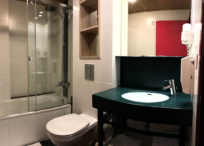 Salle de Bain privative comprenant un bain et douche, un lavabo, un sèche cheveux et toilettes. Savon, shampoing / douche, papier wc, serviettes de main et serviettes de bain.