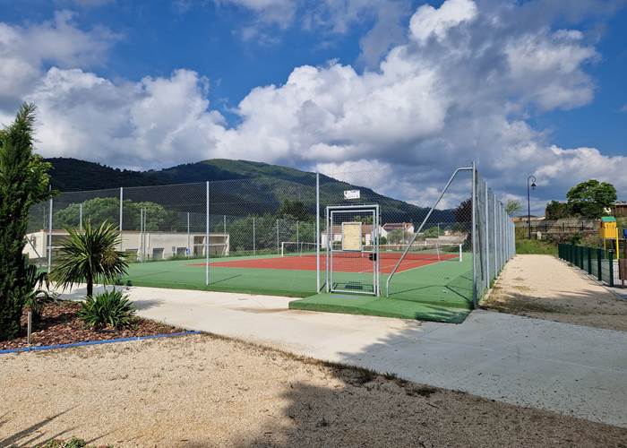 Terrain de tennis à 5 minutes à pied...